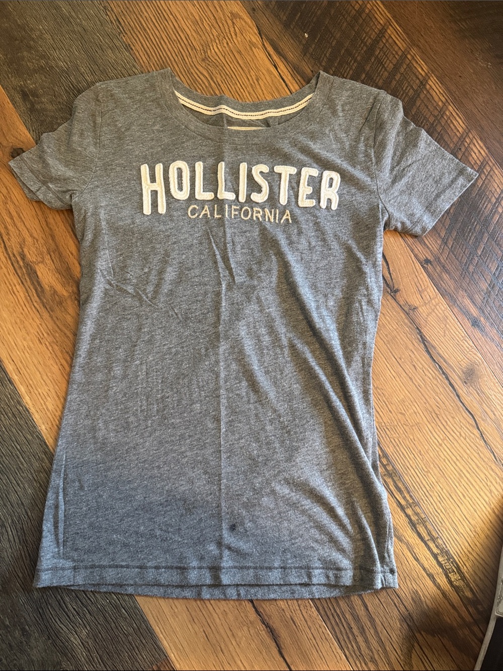 Hollister Women's Heather Gray Short-Sleeve Logo Tee